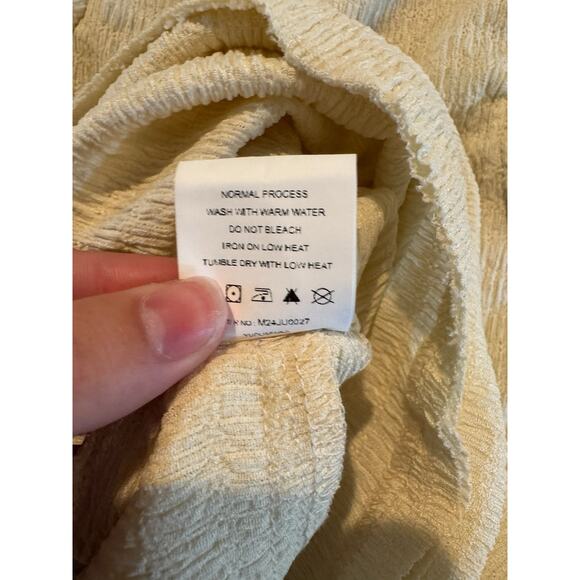 Textured Cream Long Sleeve Romper Women’s Large Puff Sleeve Keyhole Back Dressy - Picture 9 of 9